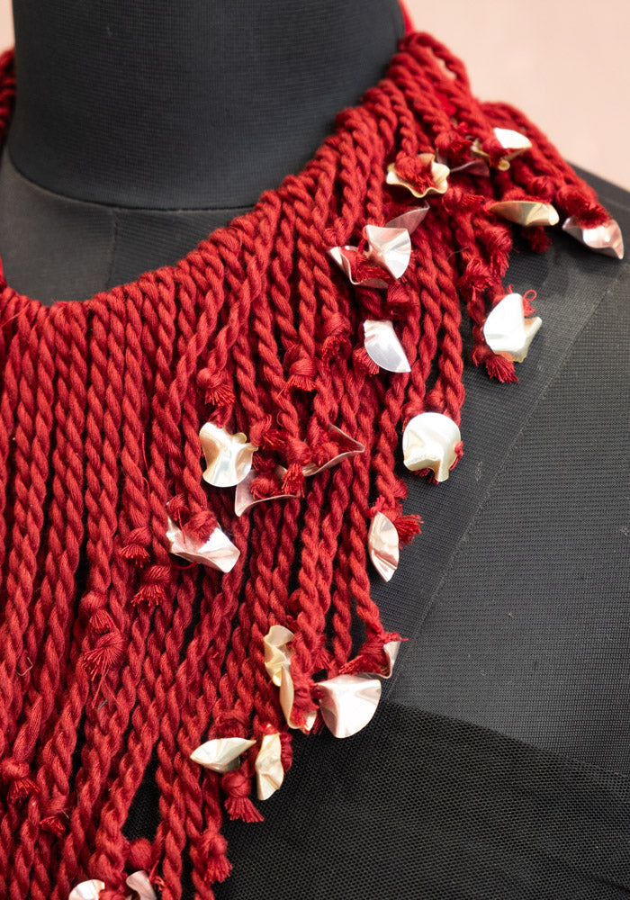 THREAD NECK PIECE