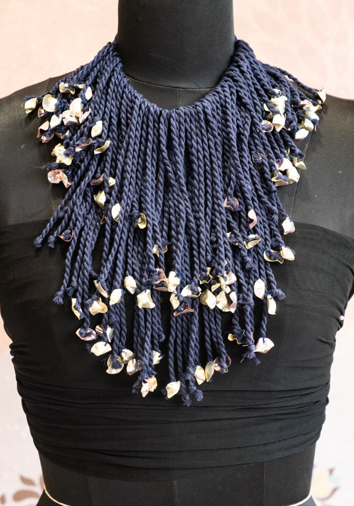 THREAD NECK PIECE