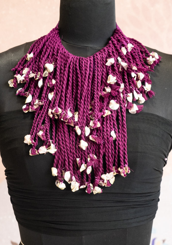 THREAD NECK PIECE