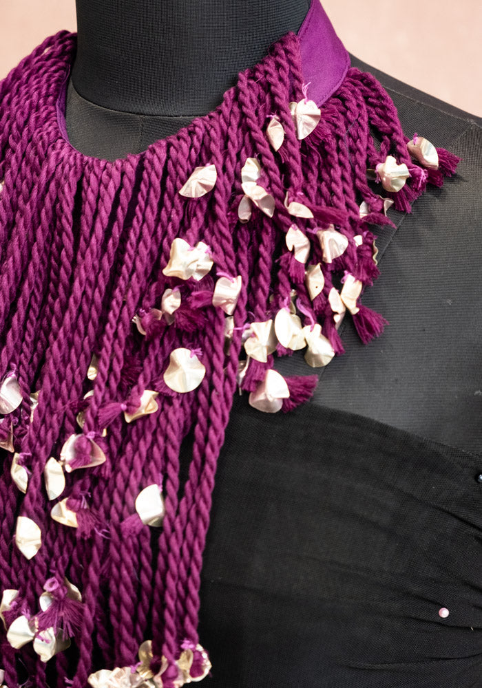 THREAD NECK PIECE