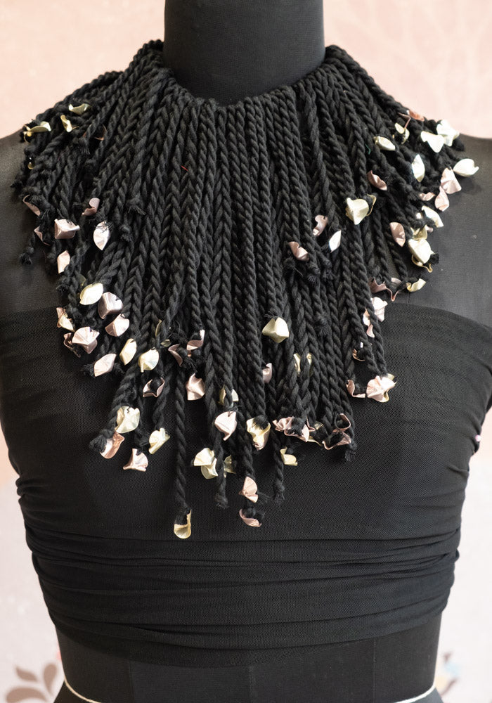 THREAD NECK PIECE