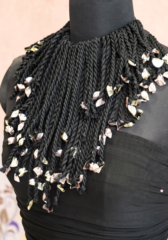 THREAD NECK PIECE