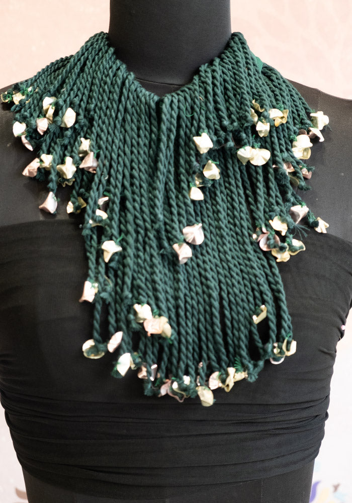 THREAD NECK PIECE