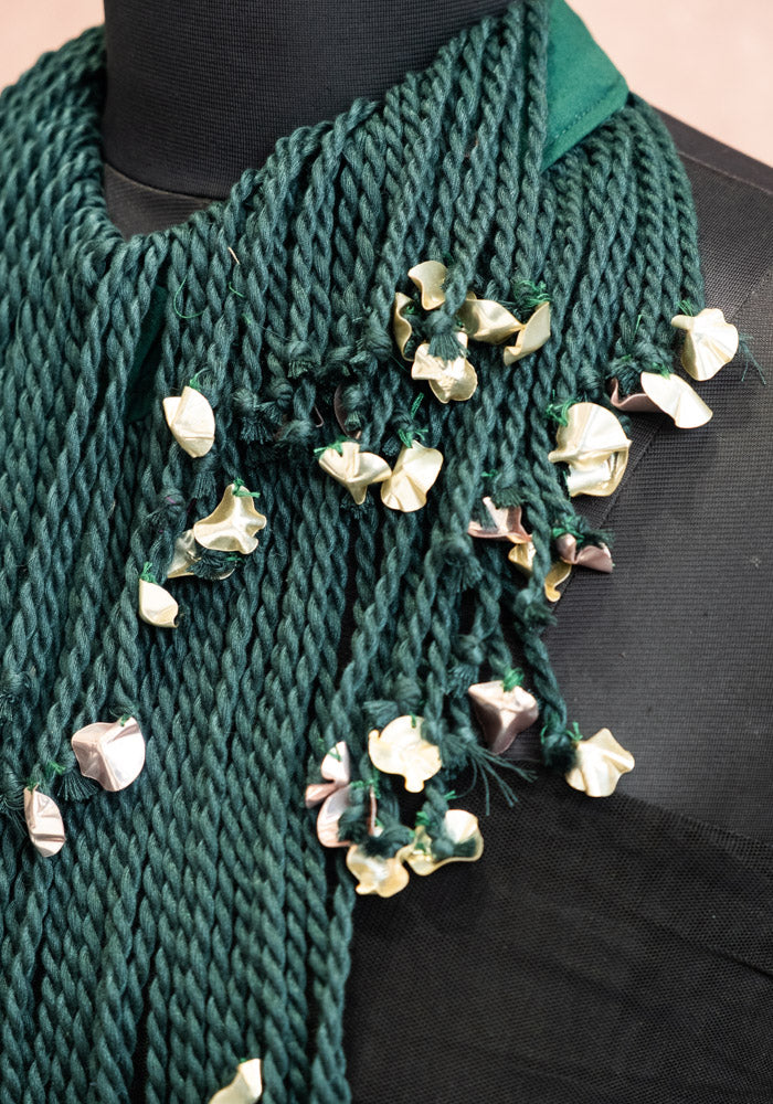 THREAD NECK PIECE